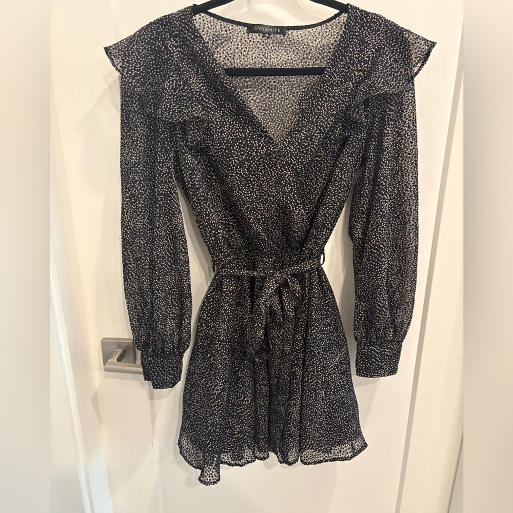 DYNAMITE SPECKLED RUFFLE DRESS - Picture 3 of 8